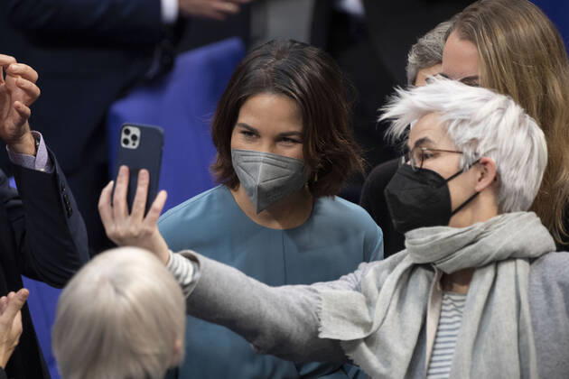 Annalena BAERBOCK Buendnis 90 die Gruenen, Bündnis 90 die Grünen , Federal Minister of Foreign Affairs, Foreign Office, left, takes a selfie with Britta HASSELMANN, Haßelmann, Katharina DROEGE, Dröge, Maria KLEIN SCHMEINK, all Buendnis 90 die Gruenen, Bündnis 90 die Gr