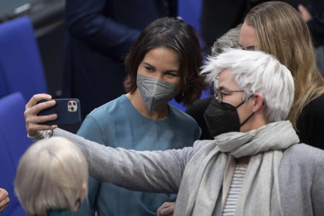 Annalena BAERBOCK Buendnis 90 die Gruenen, Bündnis 90 die Grünen , Federal Minister of Foreign Affairs, Foreign Office, left, takes a selfie with Britta HASSELMANN, Haßelmann, Katharina DROEGE, Dröge, Maria KLEIN SCHMEINK, all Buendnis 90 die Gruenen, Bündnis 90 die Gr