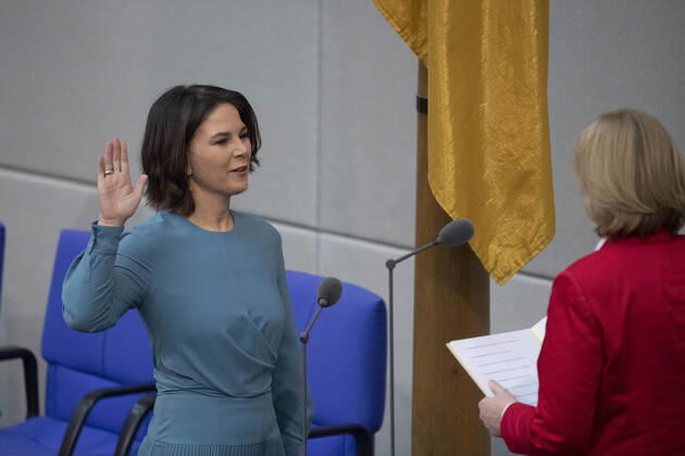 Annalena BAERBOCK Buendnis 90 die Gruenen, Bündnis 90 die Grünen , Federal Minister of Foreign Affairs, Foreign Office, takes the oath of office in front of Baerbel BAS, Bärbel, Bundestagspraesidentin, 5 Plenary Session of the German Bundestag with the election and swearing in of the Federal Chancellor and the Federal Ministers, German Bundestag in Berlin, Germany