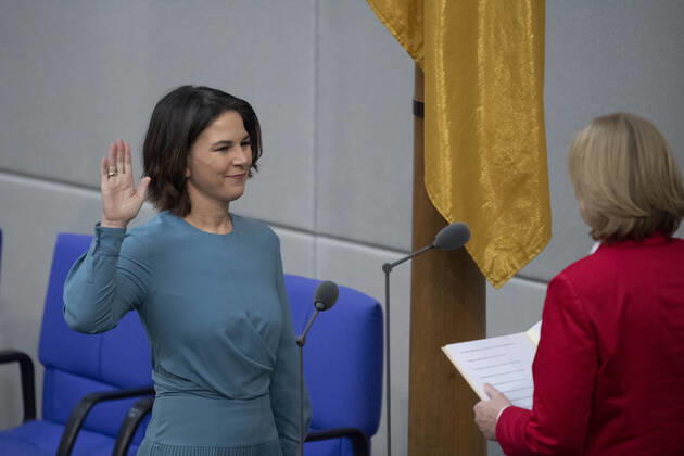 Annalena BAERBOCK Buendnis 90 die Gruenen, Bündnis 90 die Grünen , Federal Minister of Foreign Affairs, Foreign Office, takes the oath of office in front of Baerbel BAS, Bärbel, Bundestagspraesidentin, 5 Plenary Session of the German Bundestag with the election and swearing in of the Federal Chancellor and the Federal Ministers, German Bundestag in Berlin, Germany