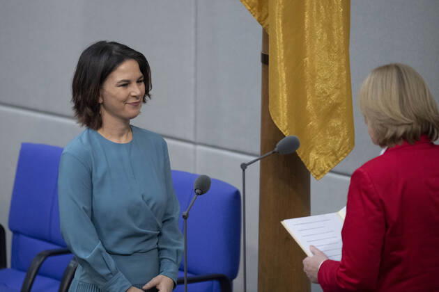 Annalena BAERBOCK Buendnis 90 die Gruenen, Bündnis 90 die Grünen , Federal Minister of Foreign Affairs, Foreign Office, takes the oath of office in front of Baerbel BAS, Bärbel, Bundestagspraesidentin, 5 Plenary Session of the German Bundestag with the election and swearing in of the Federal Chancellor and the Federal Ministers, German Bundestag in Berlin, Germany