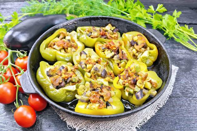  Pepper stuffed with vegetables in pan on black board, 26.10.2021, Copyright: xrezkrrx Panthermedia28712978