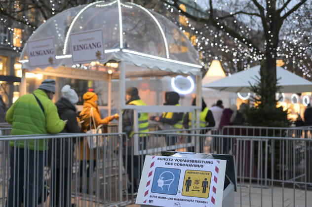 DEUTSCHLAND, Hamburg, Corona Pandemie, Weihnachtsmarkt an der Alster mit Corona Regelungen, Kontrolle 2G Regeln geimpft oder genesen Hamburg Deutschland