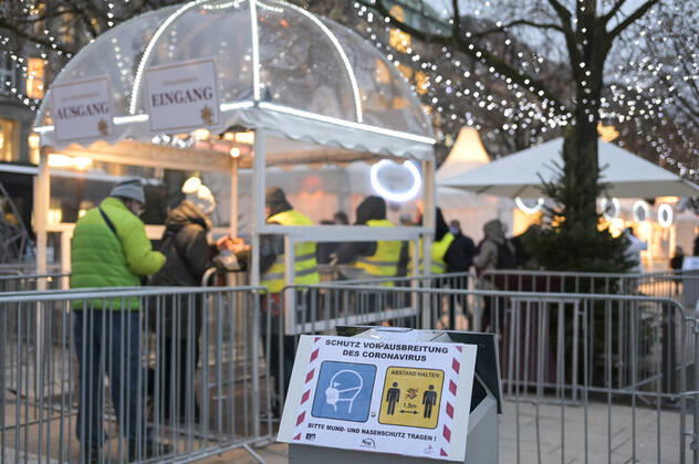 DEUTSCHLAND, Hamburg, Corona Pandemie, Weihnachtsmarkt an der Alster mit Corona Regelungen, Kontrolle 2G Regeln geimpft oder genesen Hamburg Deutschland