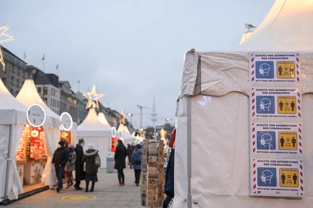 DEUTSCHLAND, Hamburg, Corona Pandemie, Weihnachtsmarkt an der Alster mit Corona Regelungen Hamburg Deutschland