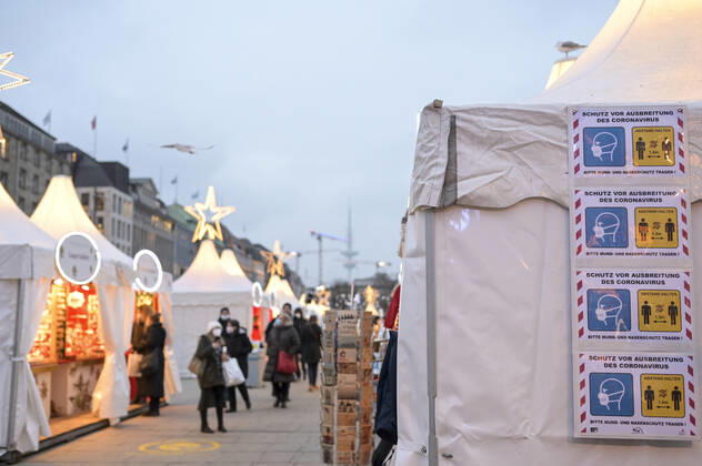 DEUTSCHLAND, Hamburg, Corona Pandemie, Weihnachtsmarkt an der Alster mit Corona Regelungen Hamburg Deutschland