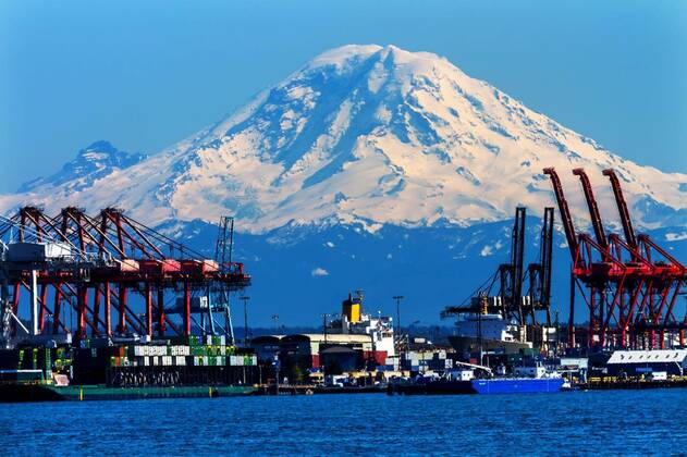 Seattle Port with Red Cranes and Ships with Mt Rainier in the background, 28.10.2020, Copyright: xbillperryx Panthermedia09632840