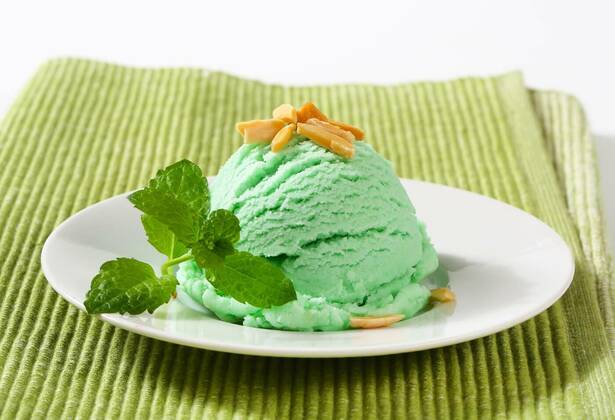  Scoop of green ice cream, 28.10.2020, Copyright: xAjafotox Panthermedia09787544
