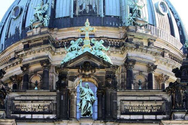  IMAGO Creative: Architektur in Berlin  Berlin Cathedral between Spree and Lustgarten, 28.10.2020, Copyright: xETfotox Panthermedia09865210