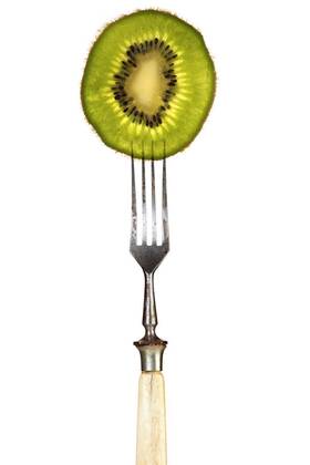  impaled kiwi slice on fork, 28.10.2020, Copyright: xmasterpicx Panthermedia09990636