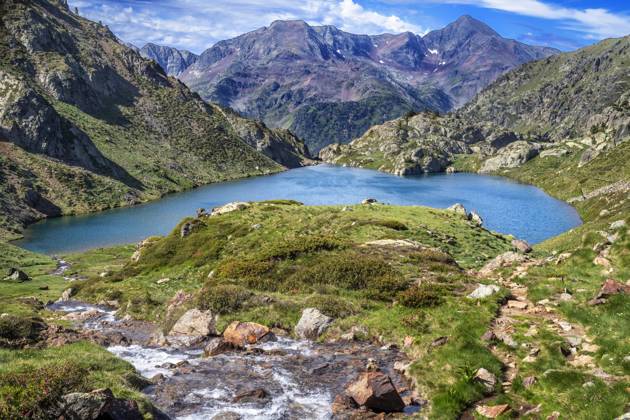 IMAGO Creative: Sommer, In den Bergen Sotllo pond in the Catalan Pyrenees in summer on the way of the Pica d Estats massif in Alt Pirineu Natural Park, Catalonia, Spain, Pyrenees. Ascent to the Pica d Estats for its most classic route on the south face of the Pyrenees. The route starts at the Molinassa car park, passes by the nearby Vallferrera refuge, climbs the Sotllo ravine, the Sotllo and Estats lakes and the port of Sotllo, and passes the French side of the mountain to gain the Coll de Riufred, from where the roof of Catalonia is reached. We recommend arriving at La Molinassa the night before and spending the night at the Vallferrera refuge to go out at dawn the next day and make the most of the day. Or, for those who prefer to sleep in a more comfortable place with all t Copyright: xSergixReboredox SRE-FF1813
