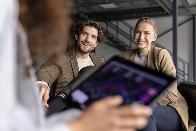 IMAGO Creative: Internationaler Frauentag, Gender Pay Gap, Frauen verdienen 18 Prozent weniger IMAGO Creative: 2022 Aussichten Smiling businessman discussing with colleagues in industrial hall model released property released, PESF03273