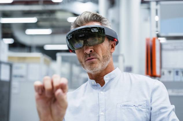 IMAGO Creative: Business, Inflation und Lieferketten Businessman using augmented reality eyeglasses at factory model released property released, DIGF17344