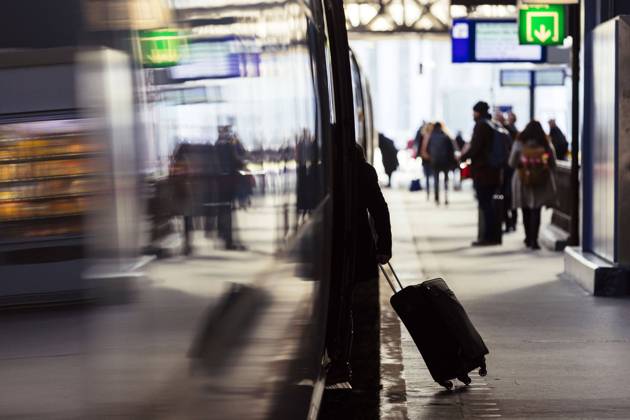 A long-distance train at Amsterdam Central Station Amsterdam Centraal With 192,178 passengers a day, Amsterdam Central Station is the second busiest station in the Netherlands after Utrecht Centraal Station Theme image, symbol image Amsterdam, 25 12 2021 Foto:xC.xHardtx xFuturexImage