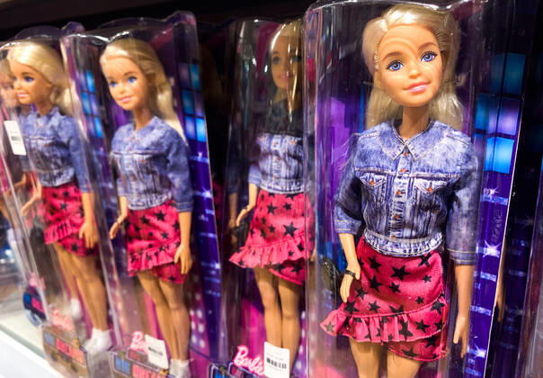 International Brands In Poland Barbie dolls are seen at the toy shop in Krakow, Poland on December 30, 2021. Krakow Poland  Copyright: xJakubxPorzyckix originalFilename: porzycki-internat211230_npFkt