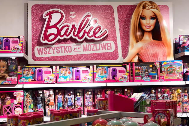 International Brands In Poland Barbie logo and products are seen at the toy shop in Krakow, Poland on December 30, 2021. Krakow Poland  Copyright: xJakubxPorzyckix originalFilename: porzycki-internat211230_npQno