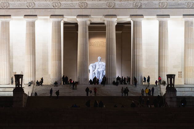 Washington Die Statue von Abraham Lincoln im Lincoln Memorial. Das Lincoln Memorial ist ein zwischen 1915 und 1922 erbautes Denkmal zu Ehren Abraham Lincolns, des 16. Präsidenten der Vereinigten Staaten, an der National Mall in Washington, D.C. Der Entwurf stammte von Henry Bacon, aufgenommen am 27.12.2021, Washington DC, Vereinigte Staaten von Amerika The statue of Abraham Lincoln is seen in the Lincoln Memorial. The Lincoln Memorial is a US national memorial built to honor the 16th president of the United States, Abraham Lincoln. It is on the western end of the National Mall in Washington, D.C., across from the Washington Monument, and is in the form of a neoclassical temple. The memorial s architect was Henry Bacon, Washington DC, Un EP_sro