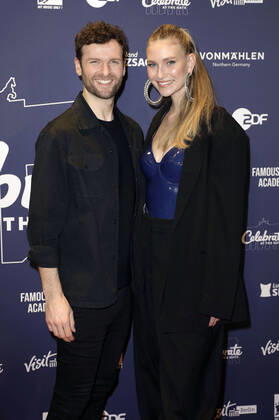 Daniel Grunenberg and Carolin Niemczyk from Glasperlenspiel in the New Years Eve show Celebrate at the Gate Welcome 2022 at the Brandenburg Gate Berlin, 31 12 2021 Foto:xS.xGabschx xFuturexImage
