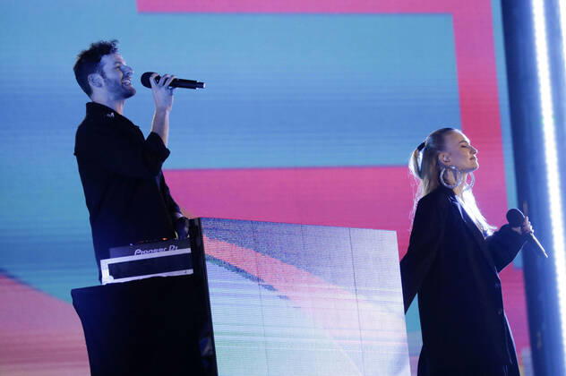 Daniel Grunenberg and Carolin Niemczyk from Glasperlenspiel in the New Years Eve show Celebrate at the Gate Welcome 2022 at the Brandenburg Gate Berlin, 31 12 2021 Foto:xS.xGabschx xFuturexImage
