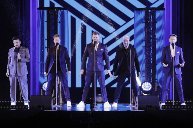 Marc Terenzi, Joel de Tombe, Jay Khan, David Lei Brandt and Sven Light from Team 5ünf in the New Years Eve show Celebrate at the Gate Welcome 2022 at the Brandenburg Gate Berlin, 31 12 2021 Foto:xS.xGabschx xFuturexImage
