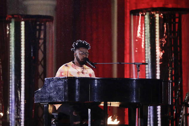 Kelvin Jones in the New Years Eve show Celebrate at the Gate Welcome 2022 at the Brandenburg Gate Berlin, 31 12 2021 Foto:xS.xGabschx xFuturexImage
