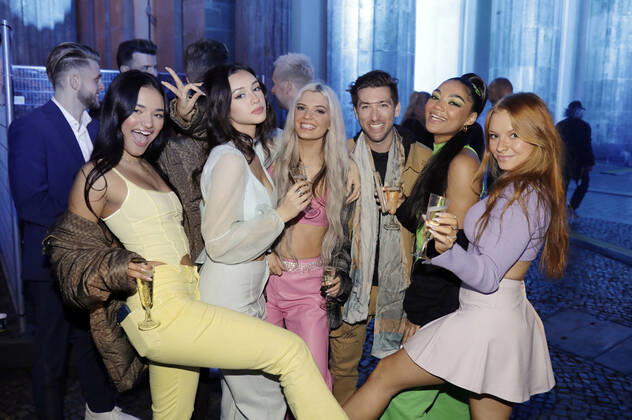 Justin Jesso and Venus in the New Years Eve show Celebrate at the Gate Welcome 2022 at the Brandenburg Gate Berlin, 31 12 2021 Foto:xS.xGabschx xFuturexImage