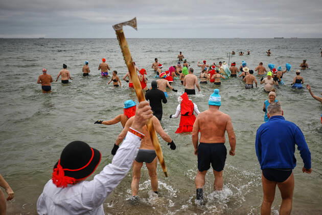 News Bilder des Tages New Year s Cold Water Swim In Baltic Sea Peole in costumes enter the Baltic Sea during the traditionsl New Year s cold water swim in Gdansk, Poland on 01 January, 2022. About a hundred people took part in the traditional New Year s swim in the Baltic Sea braving the ice cold waters. Gdansk Poland  Copyright: xSTRx originalFilename: arriens-newyears220101_np48h.jpg
