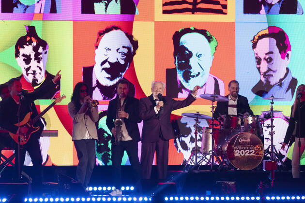 Dieter Hallervorden in the New Years Eve show Celebrate at the Gate Welcome 2022 at the Brandenburg Gate Berlin, 31 12 2021 Foto:xJ.xMWx xFuturexImage