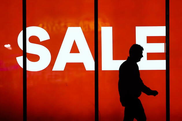 International Brands In Poland A person passes by a sale sign displayed at the store window in Andrychow, Poland on January 3, 2022. Krakow Poland  Copyright: xJakubxPorzyckix originalFilename: porzycki-internat220103_nptWr