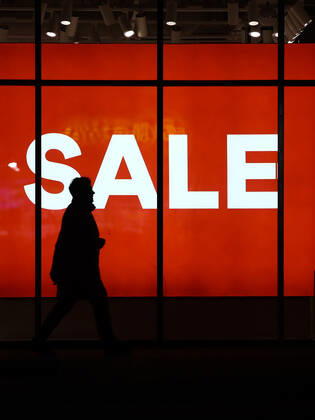 International Brands In Poland A person passes by a sale sign displayed at the store window in Andrychow, Poland on January 3, 2022. Krakow Poland  Copyright: xJakubxPorzyckix originalFilename: porzycki-internat220103_npKHA