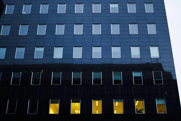Symbolic photo of empty office space Dark office spaces are seen in a street in Berlin Mitte in the early morning Berlin, 05 01 2022 Berlin Germany Copyright: xThomasxTrutschel photothek.dex