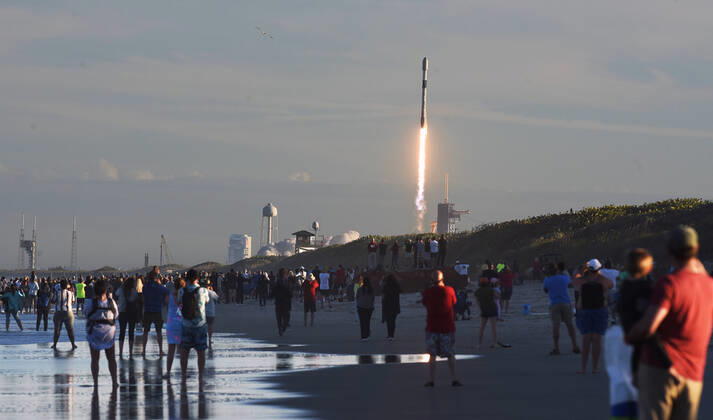 News Bilder des Tages SpaceX Launches First Mission Of 2022 January 6, 2022 - Cape Canaveral, Florida, United States - Spectators at Canaveral National Seashore watch as a SpaceX Falcon 9 rocket launches from pad 39A at the Kennedy Space Center on January 6, 2022 in Cape Canaveral, Florida. The rocket is carrying 49 Starlink internet satellites. Cape Canaveral, Florida Florida United States  Copyright: xPaulxHennessyx originalFilename: hennessy-spacexla220106_npDr1.jpg