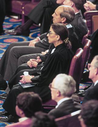 IMAGO ICONS: Ruth Bader Ginsburg Berühmte Feministinnen, Ruth Bader Ginsburg October 6, 1994, Washington, District of Columbia, USA: Associate Justice of the Supreme Court Ruth Bader Ginsburg, center, and Associate Justice of the Supreme Court Stephen G. Breyer, center top, listen as President Nelson Mandela of South Africa addresses a Joint Session of the United States Congress in Washington, DC on Thursday, October 6, 1994 Washington USA - ZUMAs152 19941006_zaa_s152_001 Copyright: xRonxSachsx