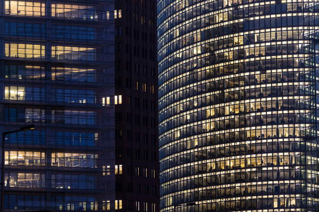 Illuminated windows in office buildings stand out at blue hour in Berlin, 10 01 2022 Berlin Germany Copyright: xFlorianxGaertner photothek.dex