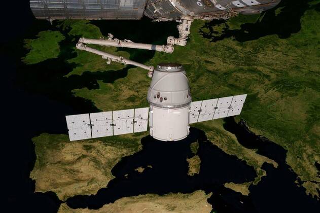 IMAGO Creative: 2022 Aussichten  SpaceX Dragon orbiting the planet Earth., 24.09.2021, Copyright: xGalaxy-imagesx Panthermedia23401312