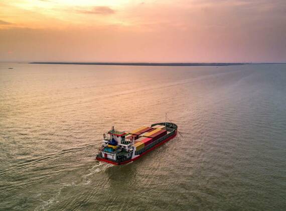 IMAGO Creative: Business, Inflation und Lieferketten Medium container ship at estuary, 24.09.2021, Copyright: xobmeetsworldx Panthermedia23414402