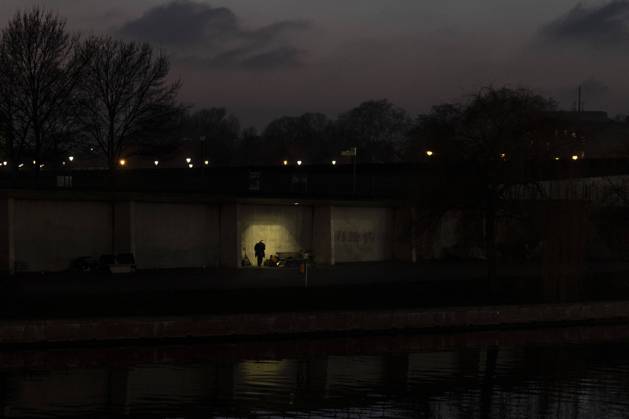A homeless man stands out as a silhouette on the bank of the river Spree in Berlin, 11 01 2022 Berlin Germany Copyright: xFlorianxGaertner photothek.dex