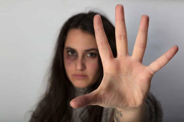 IMAGO Creative: Gesellschaft, Armut Abused woman stretching out her spread hand model released, Symbolfoto, 25.09.2021, Copyright: xahmetnaimx Panthermedia23492703