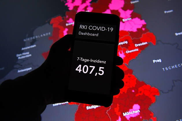 Coronavirus in Germany Covid 19 Robert Koch Institute dashboard 12 01 2022, Robert Koch Institute 7 days incidence 407.5 7 days number of cases 338 827 COVID 19 cases 7 661 811 addition by 80 430 compared to previous day COVID 19 deaths 114 735 addition by 384 compared to previous day xHDx
