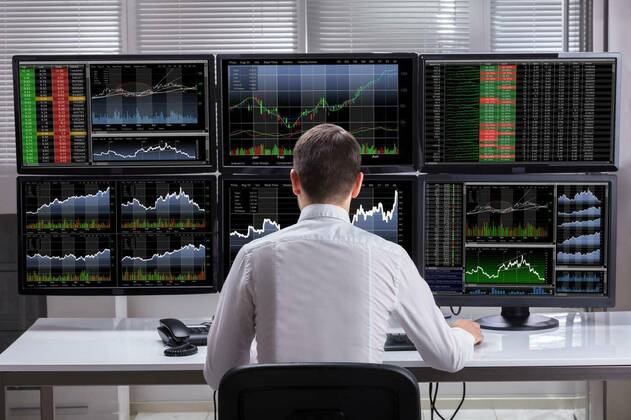 IMAGO Creative: 2022 Aussichten  Stock Market Broker Analyzing Graphs On Computer Screens model released, Symbolfoto, 25.09.2021, Copyright: xAndreyPopovx Panthermedia23664658