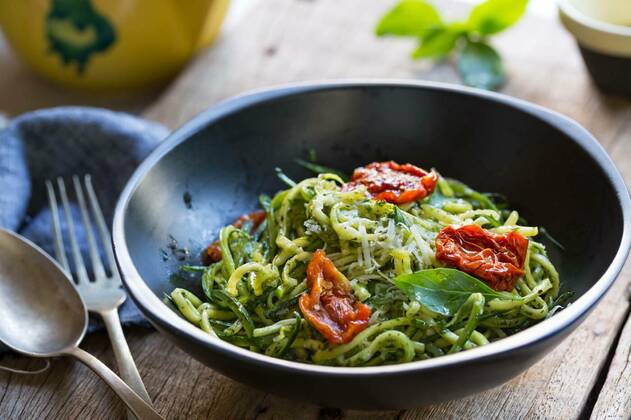  Zucchini Pasta in Pesto sauce with Sun dried Tomato, 26.09.2021, Copyright: xvanillaechoesx Panthermedia23991298