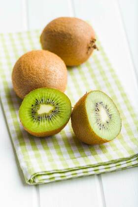  Halved kiwi fruit., 26.09.2021, Copyright: xjirkaejcx Panthermedia24193142