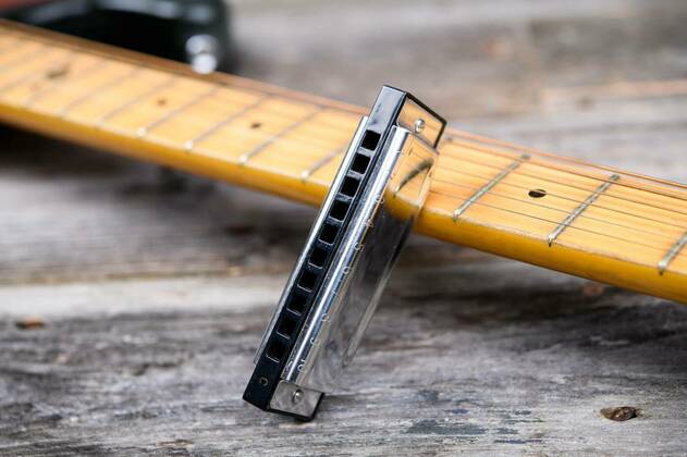  guitar with blues harmonica on wooden ground, 26.09.2021, Copyright: xarnoaltixx Panthermedia24284046