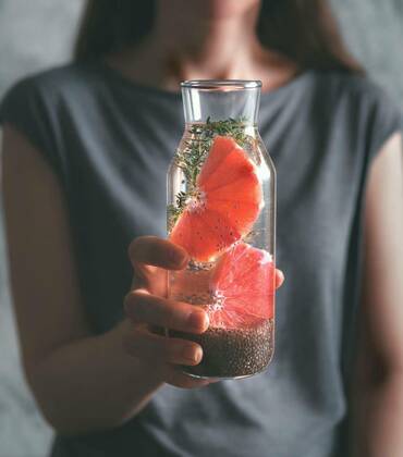  Chia detox water in woman hand, 26.09.2021, Copyright: xFascinadorax Panthermedia24404004