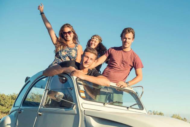  Friends in a car model released, Symbolfoto, 27.09.2021, Copyright: xluislourobdx Panthermedia24733674