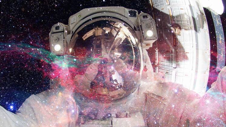 IMAGO Creative: 2022 Aussichten  Astronaut in outer space. Elements of this image furnished by NASA., 27.09.2021, Copyright: xGalaxy-imagesx Panthermedia24758778
