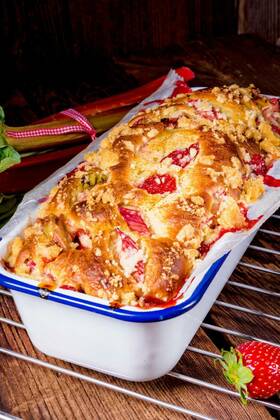  a tasty strawberry rhubarb yeast cake, 27.09.2021, Copyright: xDar1930x Panthermedia24771836