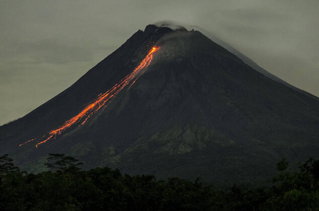 Bilder des Jahres 2022, News 01 Januar News Themen der Woche KW02 News Bilder des Tages (220114) -- YOGYAKARTA, Jan. 14, 2022 -- The long exposure photo taken on Jan. 13, 2022 shows Mount Merapi spewing volcanic materials, as seen from Tunggularum village in Sleman district, Yogyakarta, Indonesia. (Photo by Xinhua) INDONESIA-YOGYAKARTA-MOUNT MERAPI AgungxSupriyanto