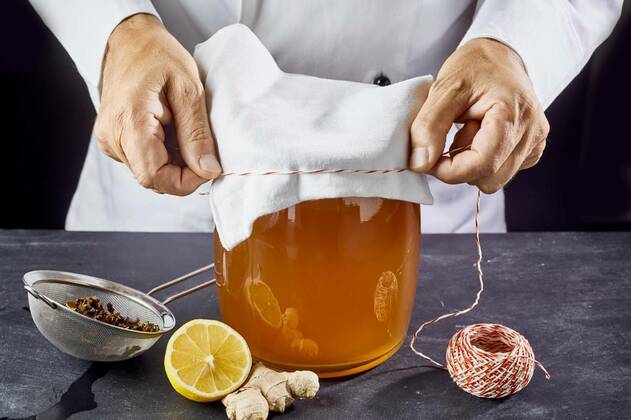  Man closing jar with kombucha tea, 12.10.2020, Copyright: xfoodandmorex Panthermedia25786835