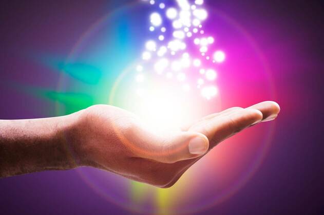IMAGO Creative, Lifestyle, Esoterik gefährlicher Glaube Glowing Lights Flowing From An Open Hand, 12.10.2020, Copyright: xAndreyPopovx Panthermedia25803085